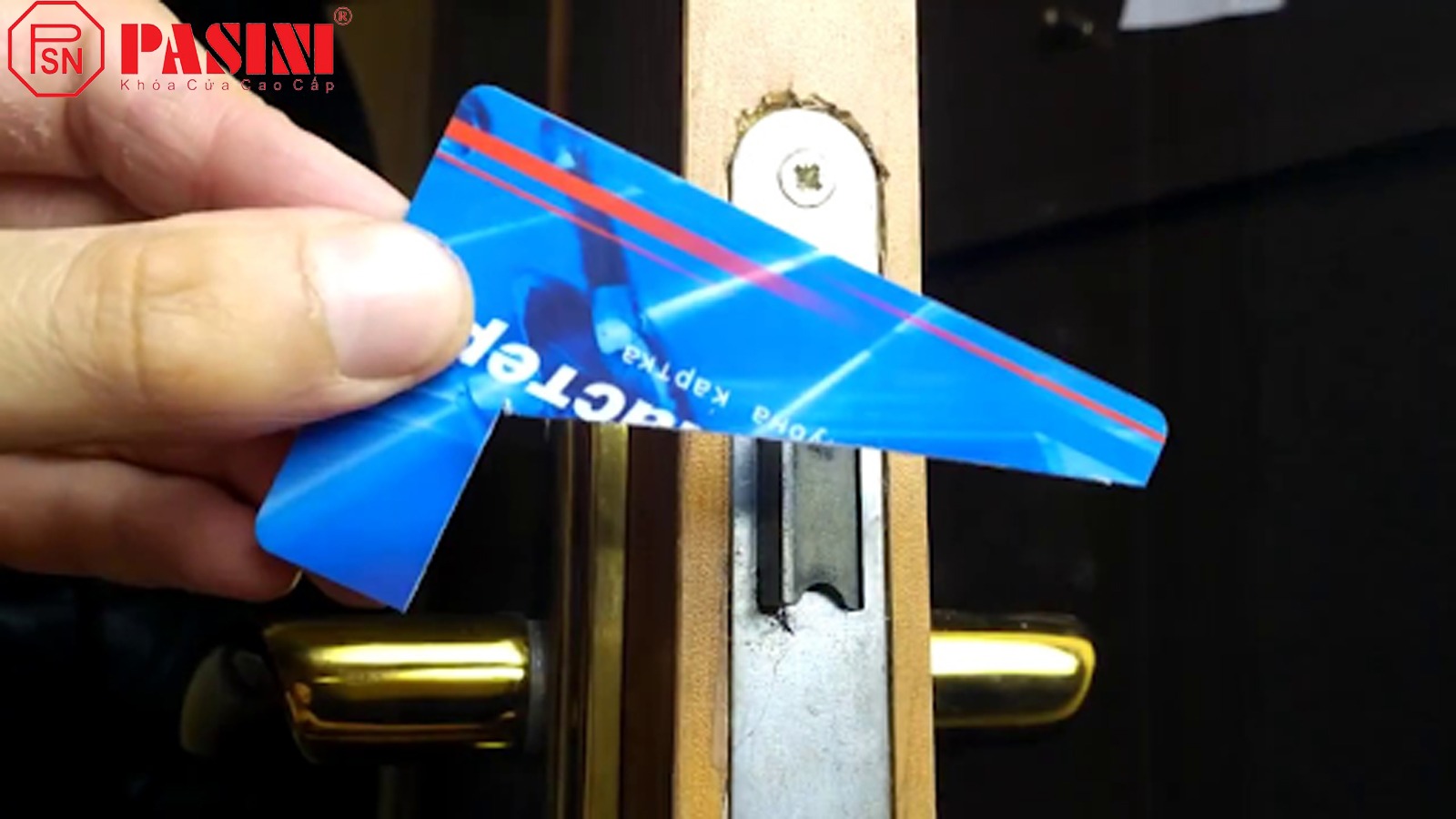 Cách mở khóa cửa tay gạt bị kẹt bằng thẻ ATM
